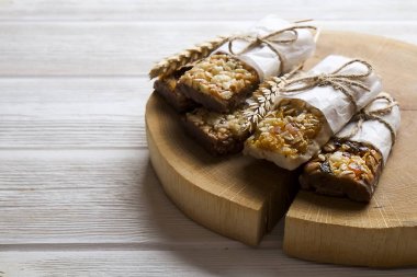 Granola superfood enerji barlar badem ve kaju fıstığı, Kuru Meyve, Kuru üzüm Beyaz ahşap masa kirazlı ile yakın çekim