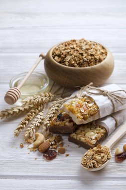 Granola superfood enerji barlar badem ve kaju fıstığı, Kuru Meyve, Kuru üzüm Beyaz ahşap masa kirazlı ile yakın çekim