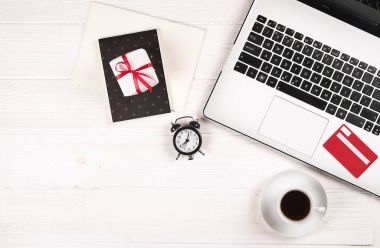 Ofis büro dizüstü bilgisayar ile Noel hediyeleri ve beyaz arka plan düz gündeminde kopya alanı ile yatıyordu. İş Noel tatil kavramı, tatil online alışveriş kavramı