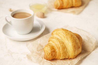 Fransız kahvaltı taze kruvasanlar, ham bal ile kapuçino.