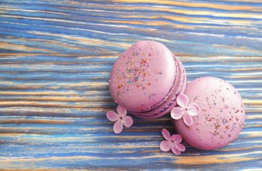   Bilberry macaroons. Mor macaroons. Kavram acıbadem kurabiyesi arka plan. Mavi koyu ahşap bankamatik üzerinde mor macaroons.