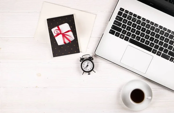 Ofis büro dizüstü bilgisayar ile Noel hediyeleri ve beyaz arka plan düz gündeminde kopya alanı ile yatıyordu. İş Noel tatil kavramı, tatil online alışveriş kavramı