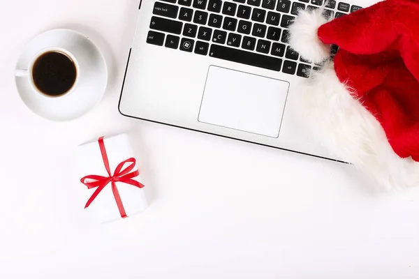 Schreibtisch Mit Laptop Und Weihnachtsmütze Auf Weißem Hintergrund Lag Flach — Stockfoto