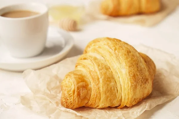 Französisches Frühstück Mit Frischen Croissants Rohem Honig Und Cappuccino — Stockfoto