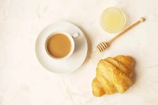 Französisches Frühstück Mit Frischen Croissants Rohem Honig Und Cappuccino — Stockfoto