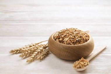 Ahşap kase kuru meyve ve fındık iz mix badem, Kuru üzüm, tohum, kaju, fındık, Kuru üzüm, kızılcık beyaz tablosundaki ile. Kalış vegan aperatifler protein tam uygun. Görünümü en iyi, yakın çekim, alanı Kopyala