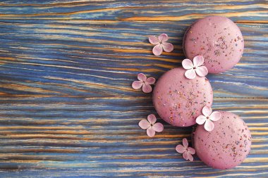 Fransız yaban mersini macarons buiscits whith çiçek ahşap arka plan üzerinde