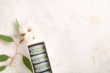 Yaban mersini macarons tatlı buiscits ahşap beyaz pembe dokulu arka plan üzerinde Fransız
