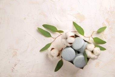 Yaban mersini macarons tatlı buiscits ahşap beyaz pembe dokulu arka plan üzerinde Fransız