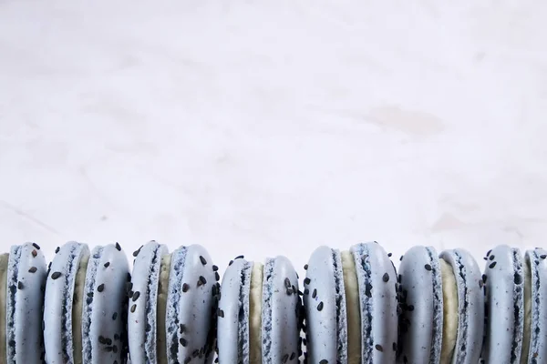 Buiscits de postre de macarrones arándanos franceses sobre fondo texturizado rosa blanco de madera —  Fotos de Stock