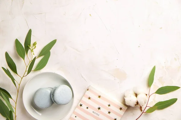 Macaron ai mirtilli francesi buisciti da dessert su sfondo strutturato bianco rosa legno — Foto Stock