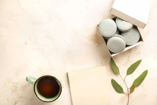 Franska blåbär macarons dessert buiscits på trä vit rosa texturerat bakgrund — Stockfoto