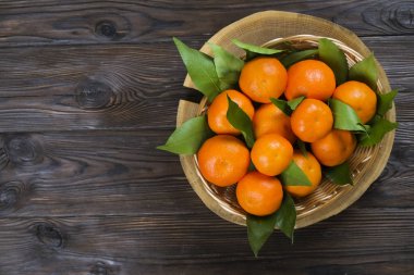 Ahşap bir masa üzerinde taze mandalina portakal. Soyulmuş mandarin. Yarısı, dilimleri ve bütün clementines portre.