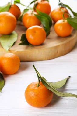 Mandarin portakal rustik Beyaz ahşap zemin üzerinde
