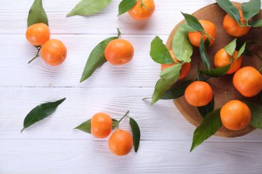 Mandarin portakal rustik Beyaz ahşap zemin üzerinde