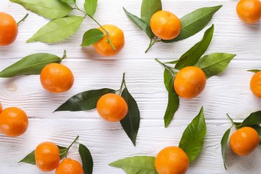 Mandarin portakal rustik Beyaz ahşap zemin üzerinde