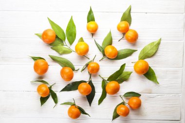 Mandarin portakal rustik Beyaz ahşap zemin üzerinde