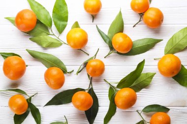 Mandarin portakal rustik Beyaz ahşap zemin üzerinde