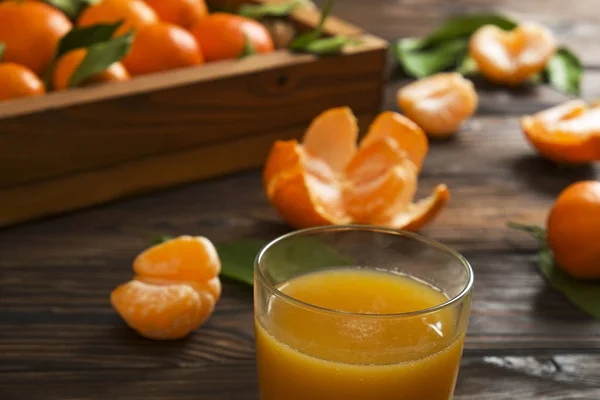 Φρέσκα πορτοκάλια μανταρίνι σε ένα ξύλινο τραπέζι. Φλούδα μανταρινιού. Μισά, φέτες και ολόκληρο closeup κλημεντίνες. — Φωτογραφία Αρχείου