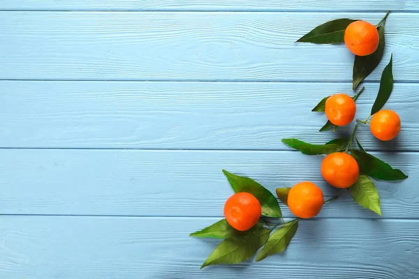 소박한 흰색 나무 배경 만다린 오렌지 — 스톡 사진