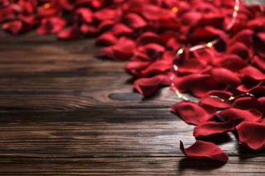 Güzel parlak kırmızı gül yaprakları üzerinde ahşap arka plan. Mutlu Sevgililer günü tatildeyim satış konsepti.