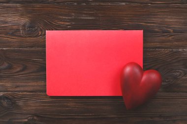 Kırmızı kalp ahşap doku kurullarında. Mutlu Sevgililer gece / Uluslararası Kadınlar Günü