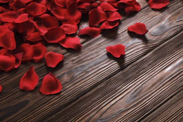 木製の背景の美しい鮮やかな赤のバラの花びら。幸せなバレンタインデーの oliday セールス ・ コンセプト. — ストック写真