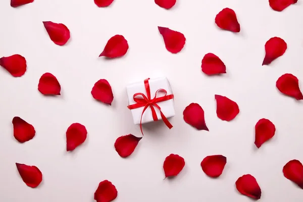 美丽明亮的红玫瑰花瓣在坚实的白色背景。快乐情人节 oliday 销售理念. — 图库照片