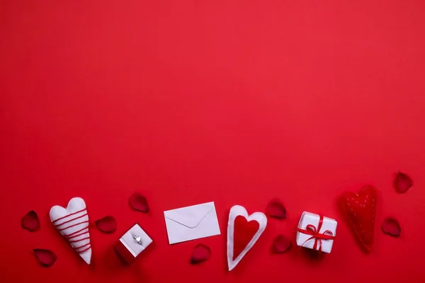 Feliz dia dos namorados / conceito de símbolos de amor no fundo vermelho brilhante — Fotografia de Stock