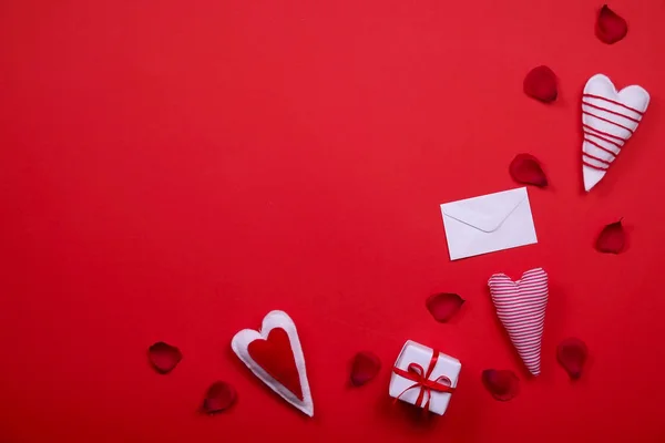 Mutlu Sevgililer günü / aşk kavramı parlak kırmızı zemin üzerine simgeleri — Stok fotoğraf