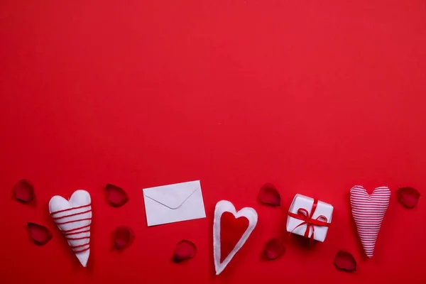 Mutlu Sevgililer günü / aşk kavramı parlak kırmızı zemin üzerine simgeleri — Stok fotoğraf