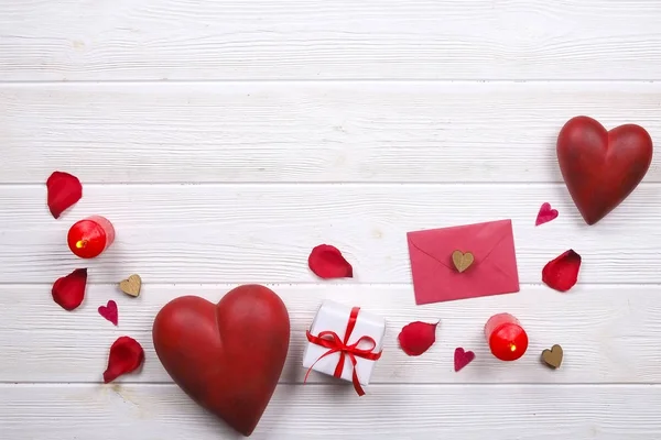 Mutlu Sevgililer günü / aşk kavramı Beyaz ahşap doku arka plan üzerinde semboller — Stok fotoğraf