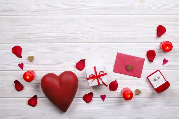 Feliz día de San Valentín / concepto de símbolos de amor sobre fondo de textura de madera blanca —  Fotos de Stock