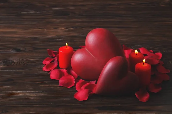 Εννοιολογική φωτογραφία γάμου ή αρραβώνα υπόδειξη πρόταση με κεριά σε σχήμα καρδιάς. Ημέρα του Αγίου Βαλεντίνου — Φωτογραφία Αρχείου