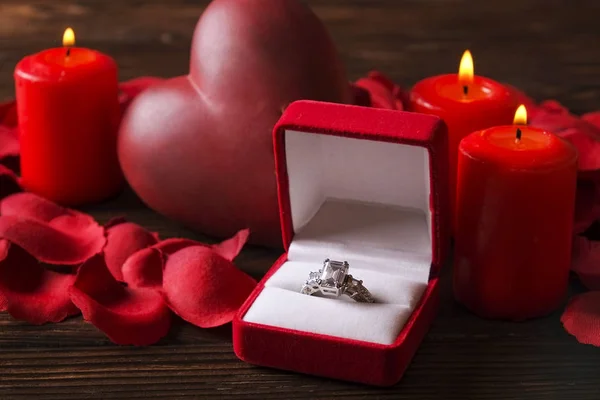結婚式や婚約指輪のハートの形のキャンドルでの概念的な写真。聖バレンタインの日 — ストック写真