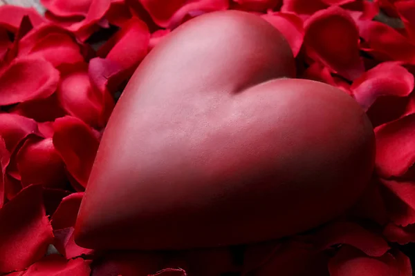 Coração vermelho nas placas de textura de madeira. Feliz Dia dos Namorados / Dia Internacional da Mulher — Fotografia de Stock