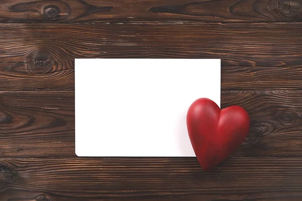 Coração vermelho nas placas de textura de madeira. Feliz Dia dos Namorados / Dia Internacional da Mulher — Fotografia de Stock