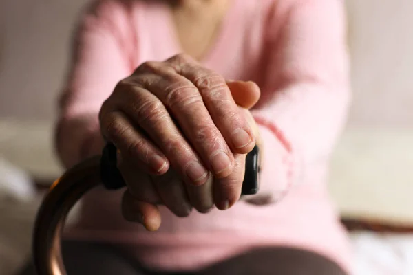 Zbliżenie na starszą kobietę trzymającą laską w domu opieki. — Zdjęcie stockowe