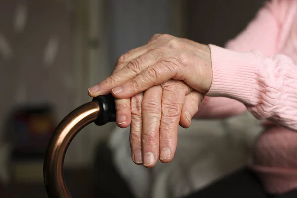 Gros plan d'une femme âgée tenant une canne à pied dans une maison de retraite . — Photo