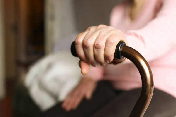 特別養護老人ホームの歩行杖を保持している高齢者の女性のクローズ アップ. — ストック写真