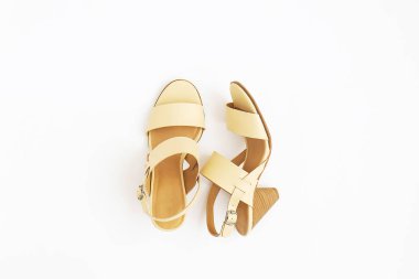 Beyaz izole moda orta topuklu kadın deri kama ayakkabı.