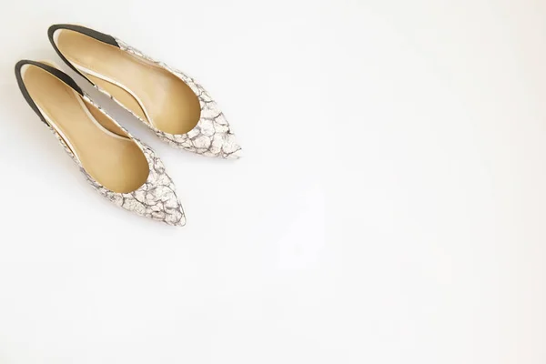 Μεσαία τακούνια της μόδας των γυναικών δερμάτινα παπούτσια Σφήνα απομονωθεί σε λευκό. — Φωτογραφία Αρχείου