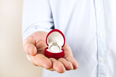 Nişan / evlilik / düğün önerisi sahne. Adamın pahalı altın platin elmas yüzük gelini için teslim yakın çekim.