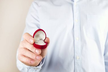 Nişan / evlilik / düğün önerisi sahne. Adamın pahalı altın platin elmas yüzük gelini için teslim yakın çekim.