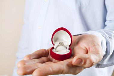 Nişan / evlilik / düğün önerisi sahne. Adamın pahalı altın platin elmas yüzük gelini için teslim yakın çekim.