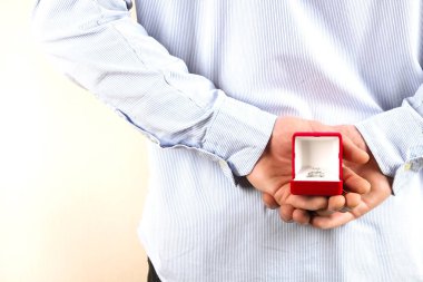 Nişan / evlilik / düğün önerisi sahne. Adamın pahalı altın platin elmas yüzük gelini için teslim yakın çekim.