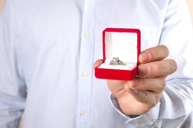 Nişan / evlilik / düğün önerisi sahne. Adamın pahalı altın platin elmas yüzük gelini için teslim yakın çekim.