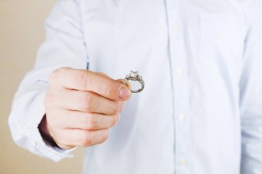 Nişan / evlilik / düğün önerisi sahne. Adamın pahalı altın platin elmas yüzük gelini için teslim yakın çekim.