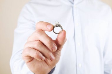 Nişan / evlilik / düğün önerisi sahne. Adamın pahalı altın platin elmas yüzük gelini için teslim yakın çekim.