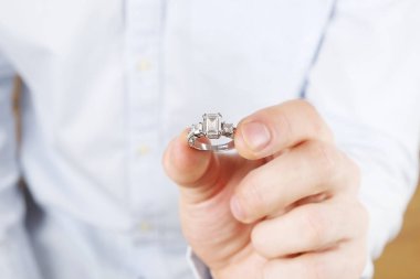 Nişan / evlilik / düğün önerisi sahne. Adamın pahalı altın platin elmas yüzük gelini için teslim yakın çekim.